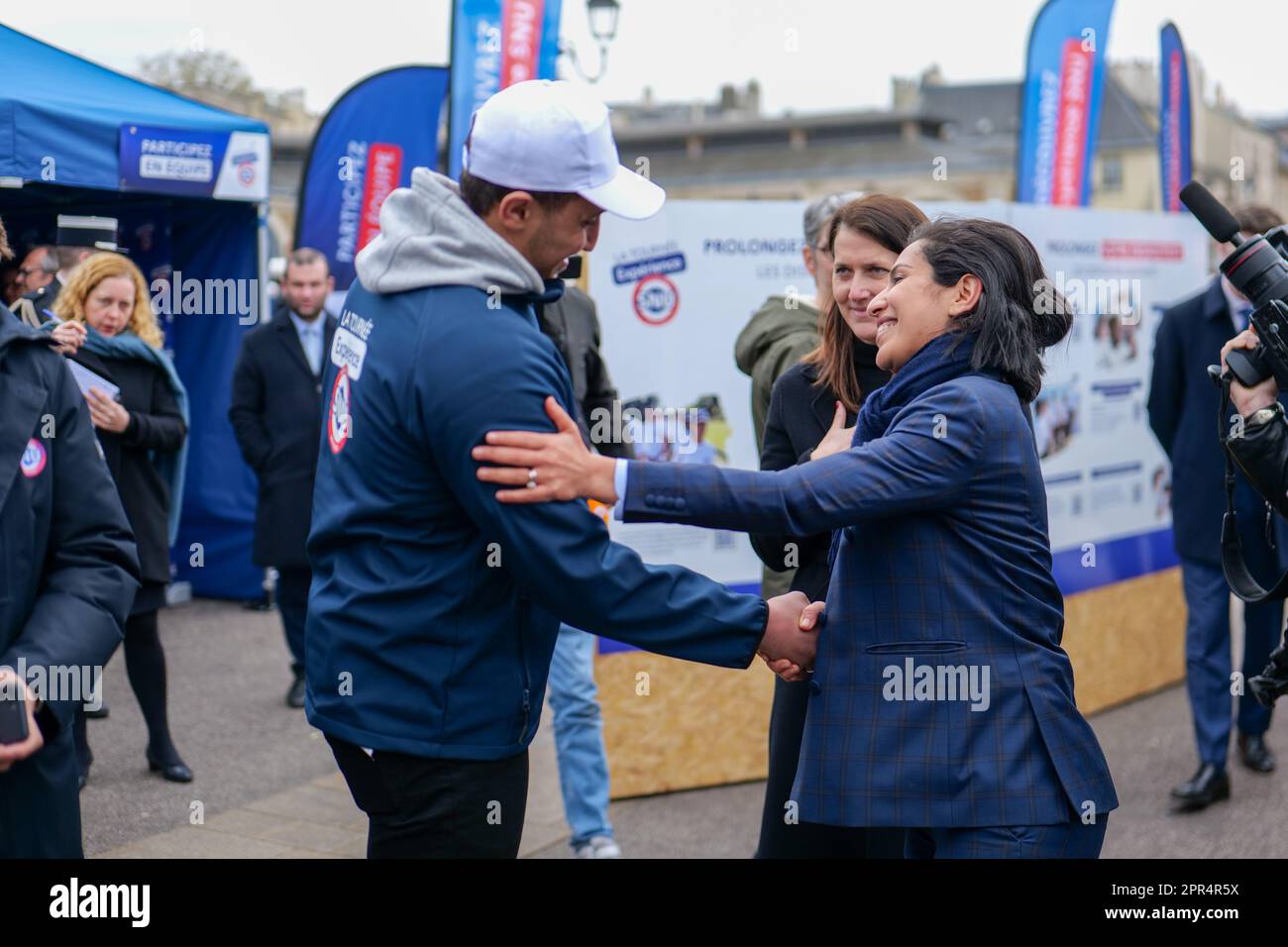 Versailles, Frankreich, 26/04/2023. Linke Demonstranten in Versailles während der Ankunft der französischen Ministerin Sarah El-Haie. Sie demonstrieren mit Töpfen und Pfannen gegen die Rentenreform und die SNU. Pierre Galan/Alamy Live News Stockfoto