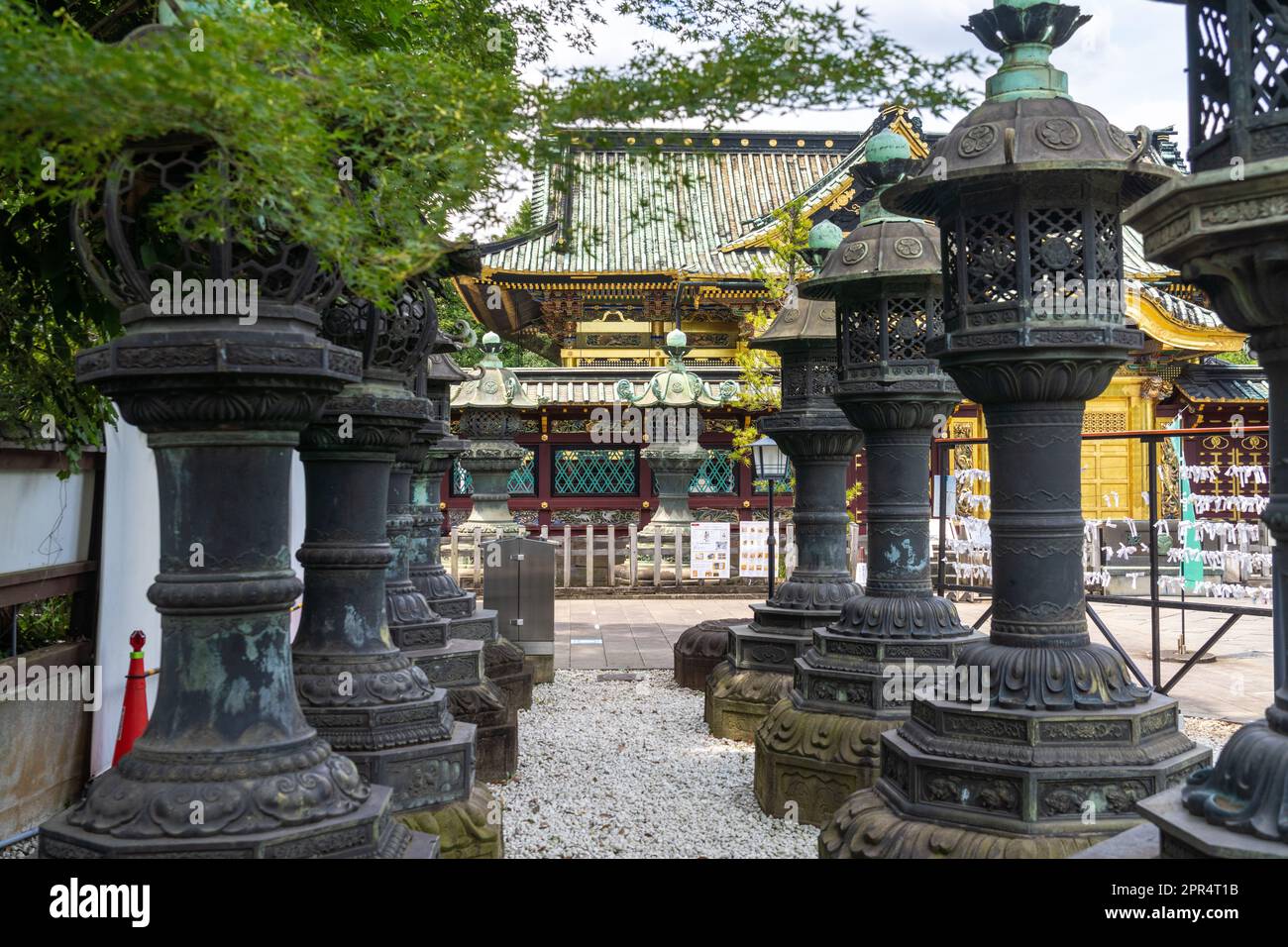Japanische Stein- und cooper-Laternen führen zum Ueno Tosho-gu-Schrein ...