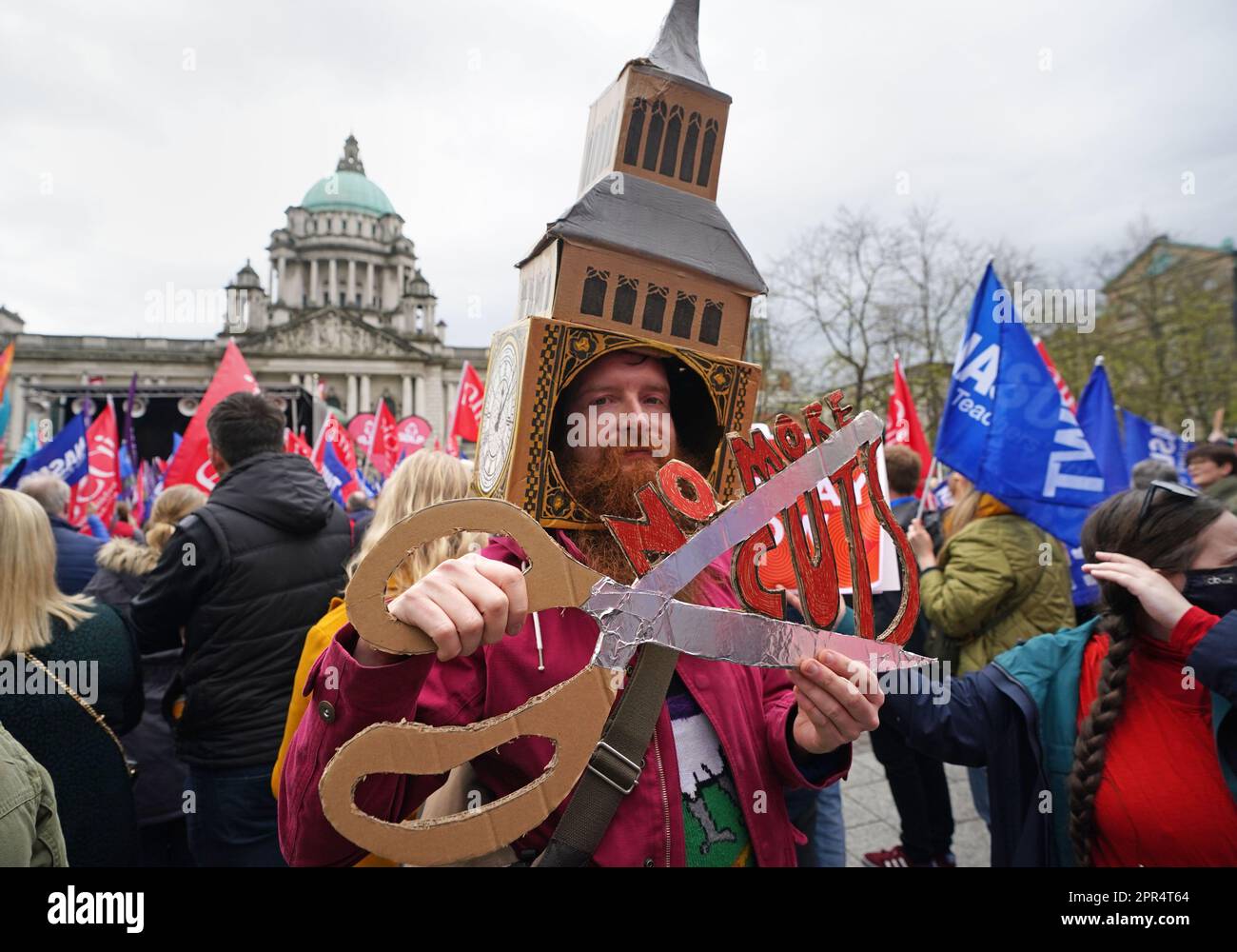 Vor dem Rathaus von Belfast nehmen Menschen an einer Kundgebung Teil, bei der Hunderte von Lehrern und Beamten in dem von den Gewerkschaften als die größte Arbeitskampagne in Nordirland seit mehr als einem Jahrzehnt bezeichneten Gebiet streiken. Bilddatum: Mittwoch, 26. April 2023. Stockfoto