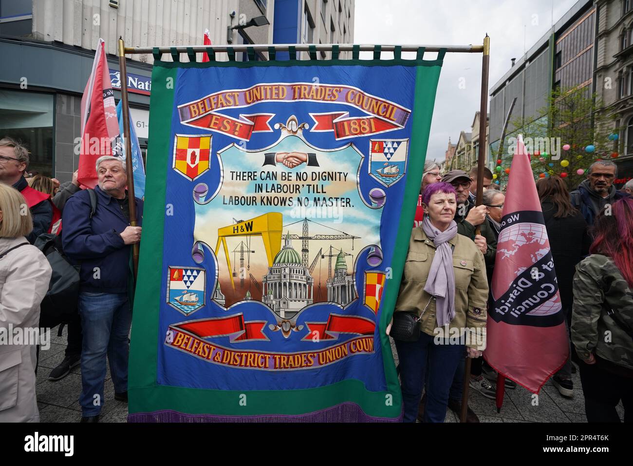 Vor dem Rathaus von Belfast nehmen Menschen an einer Kundgebung Teil, bei der Hunderte von Lehrern und Beamten in dem von den Gewerkschaften als die größte Arbeitskampagne in Nordirland seit mehr als einem Jahrzehnt bezeichneten Gebiet streiken. Bilddatum: Mittwoch, 26. April 2023. Stockfoto