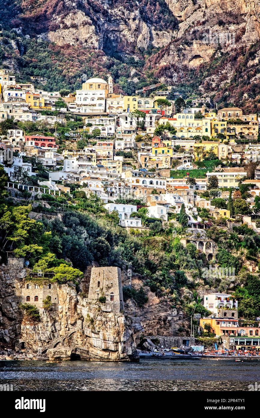 Positano wurde an einem Berghang entlang der Amalfiküste in Kampanien, Italien, erbaut. Stockfoto