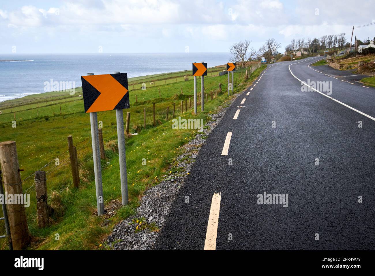 Gefährliche Kurve mit Absetzung zum Meer auf dem R263 Wild atlantic Way außerhalb von killybegs County donegal republik irland Stockfoto
