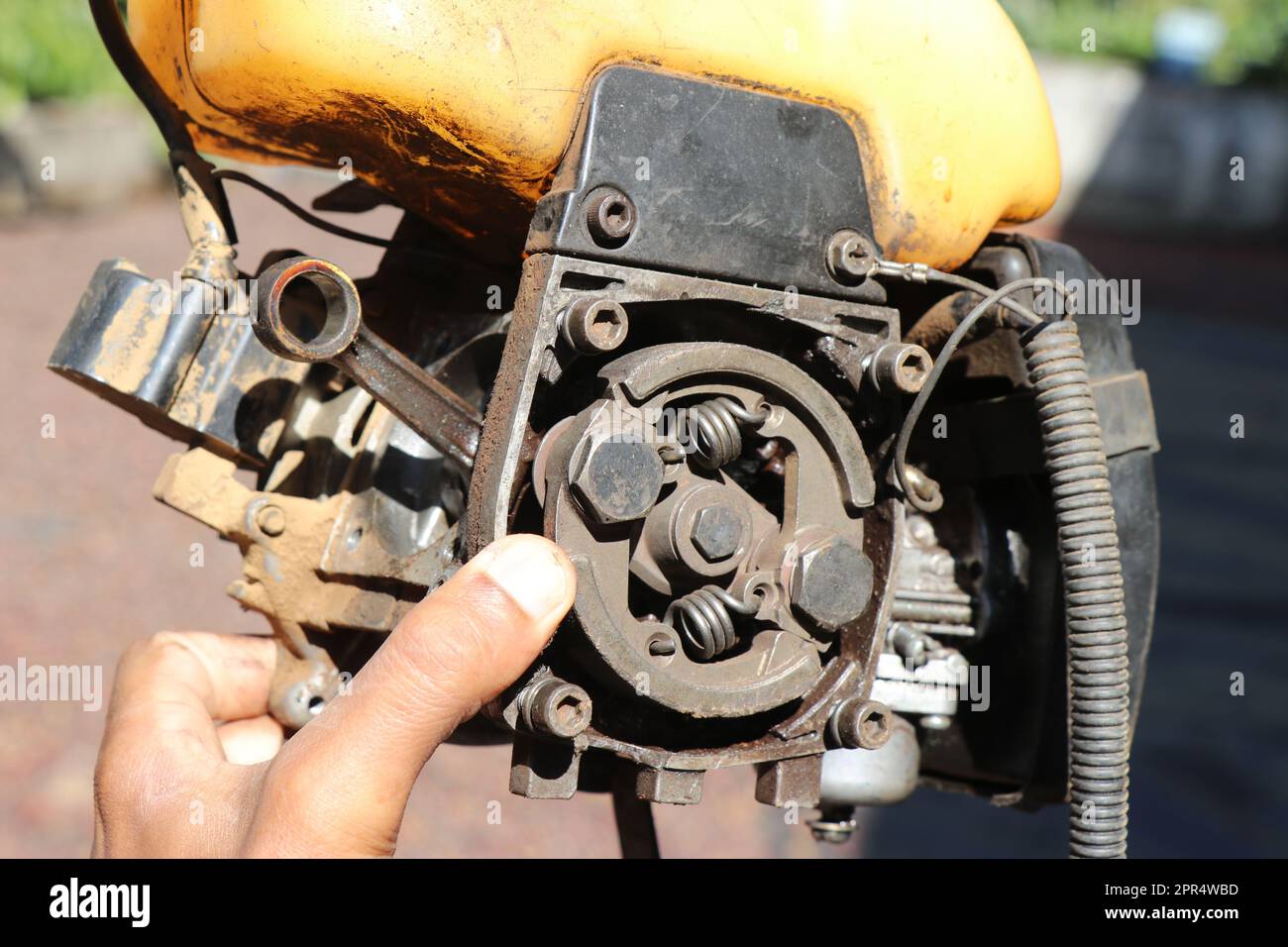 Das Kupplungssystem einer Maschine mit Freischneider oder Grasschneider. Ansicht der Innenteile des Benzinbürsten-Schneidmotors Stockfoto