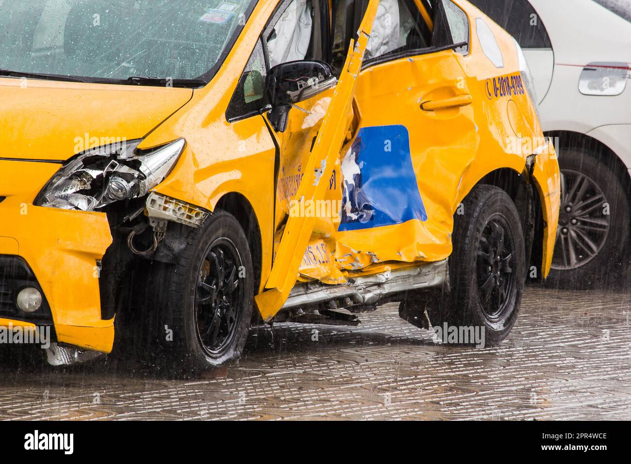 Spuren beschädigter Autos bei einem Unfall durch Regen, rutschige Straßen Stockfoto