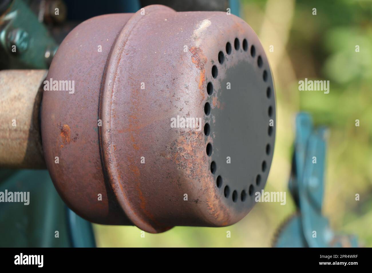 Auspuffanlage eines Dieselmotors mit Rauch auf den Oberflächen, die nach der Verbrennung von Kraftstoff zurückbleiben Stockfoto