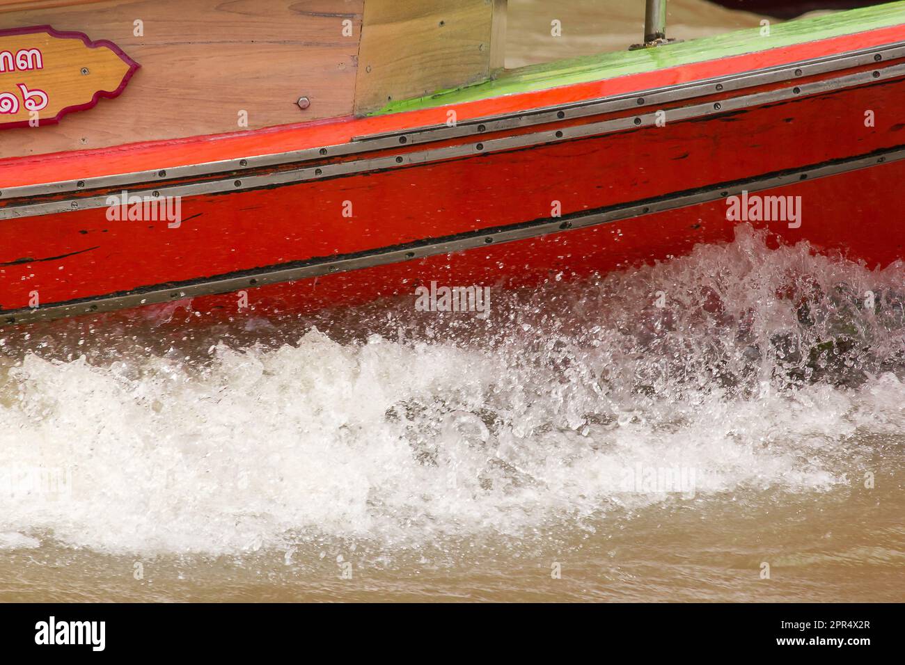 Wasser spritzte von einem Schnellboot im Fluss Stockfoto