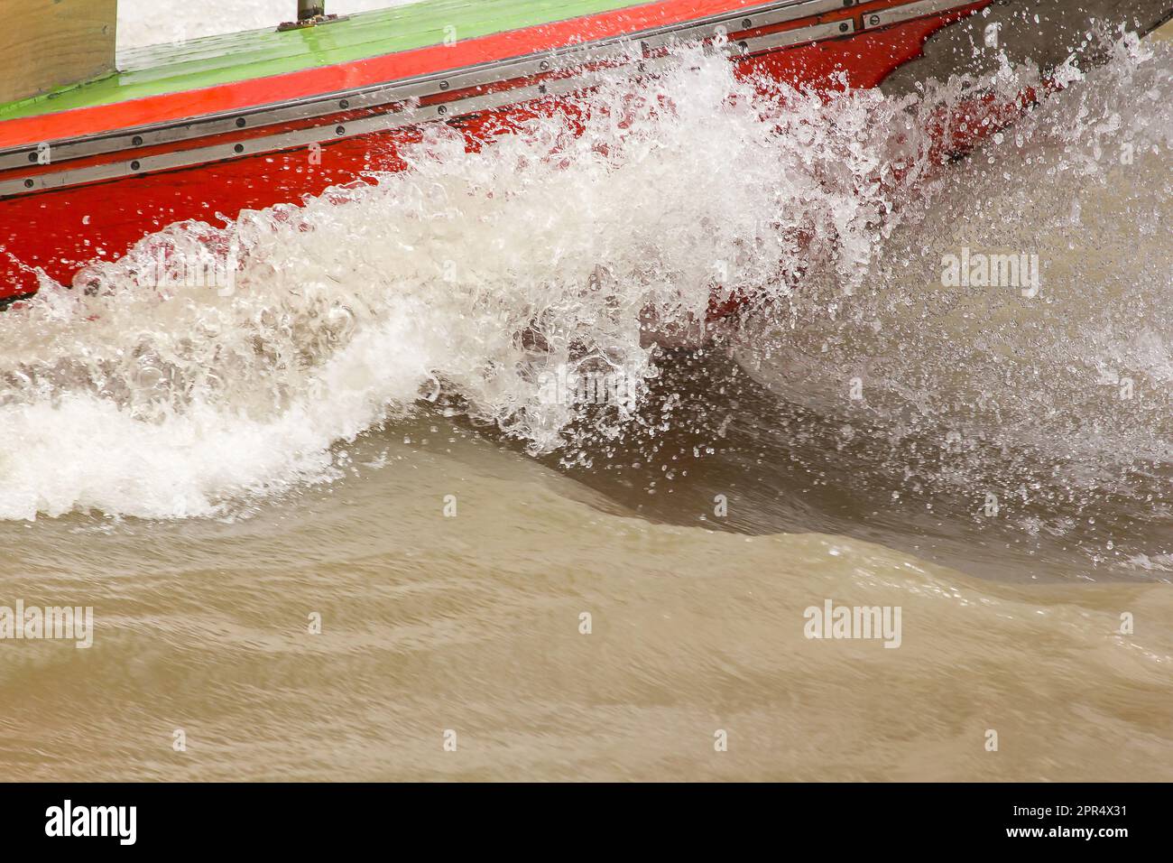 Wasser spritzte von einem Schnellboot im Fluss Stockfoto