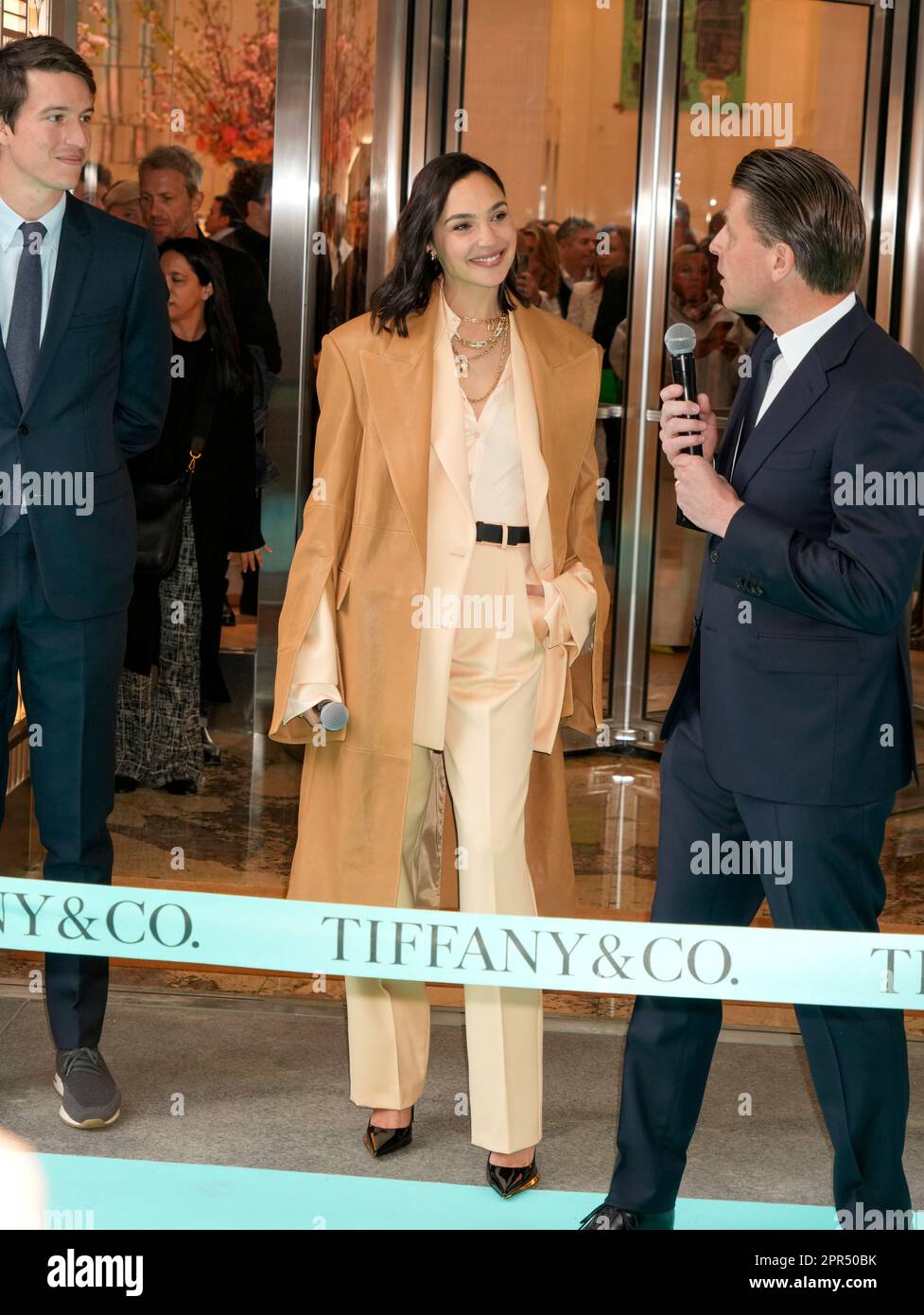 New York, USA. 26. April 2023. Alexandre Arnault, Gal Gadot und Anthony Ledru besuchen das legendäre Band von Tiffany und bringen das neue Tiffany's auf den Markt, das von tiffanys globalem Markenbotschafter Gal Gadot in New York, USA, ausgerichtet wird. Kredit: Jennifer Graylock/Alamy Live News Stockfoto