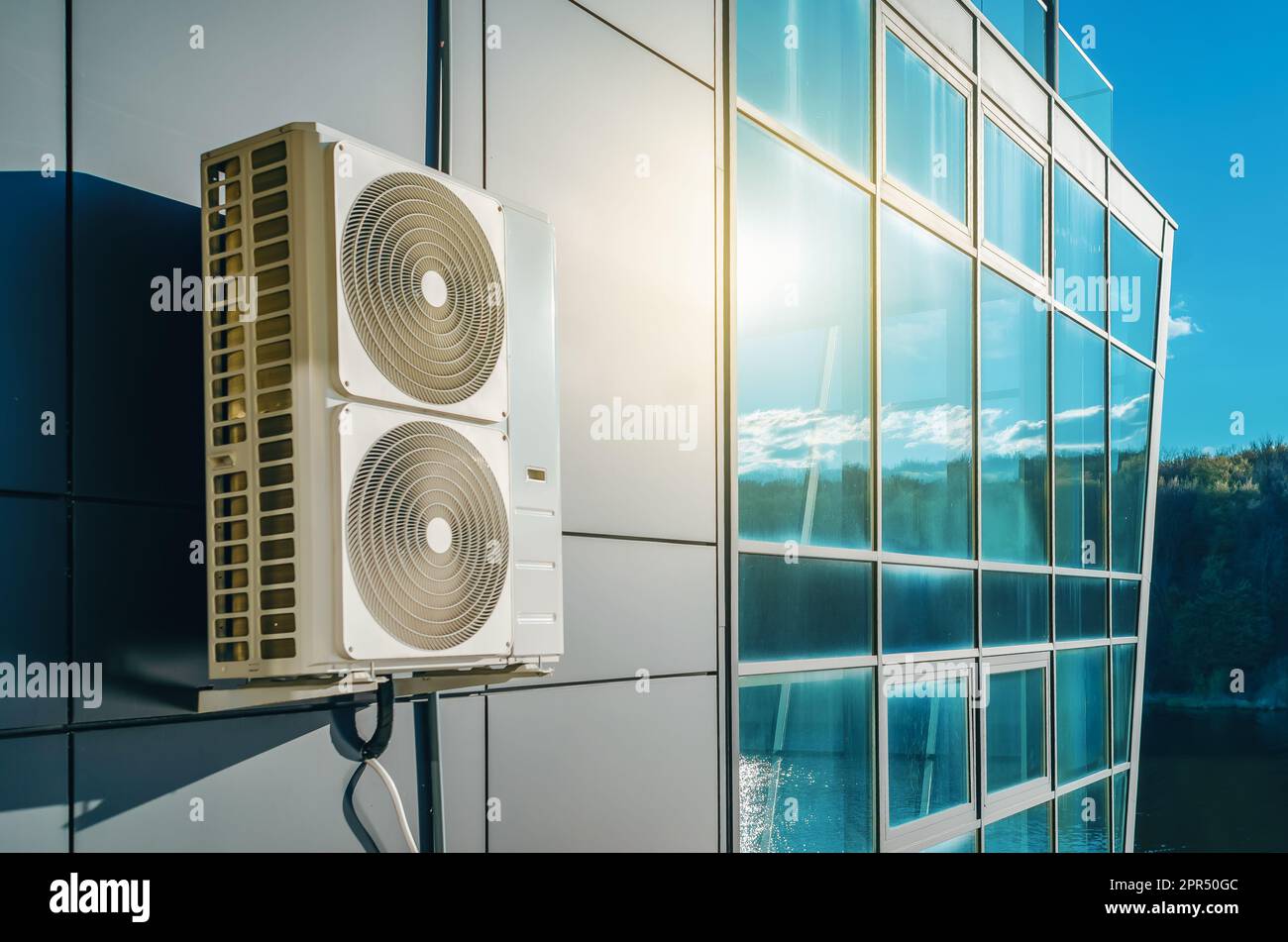 Wandmontiertes Klimaanlagensystem aus Metall für energieeffiziente moderne Gebäude. Stockfoto