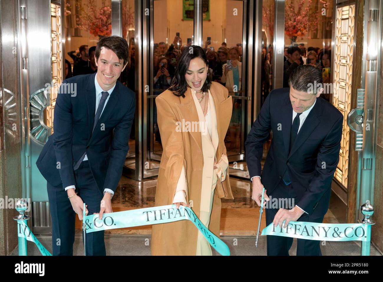 New York, USA. 26. April 2023. Alexandre Arnault, Gal Gadot und Anthony Ledru besuchen das legendäre Band von Tiffany und bringen das neue Tiffany's auf den Markt, das von tiffanys globalem Markenbotschafter Gal Gadot in New York, USA, ausgerichtet wird. Kredit: Jennifer Graylock/Alamy Live News Stockfoto