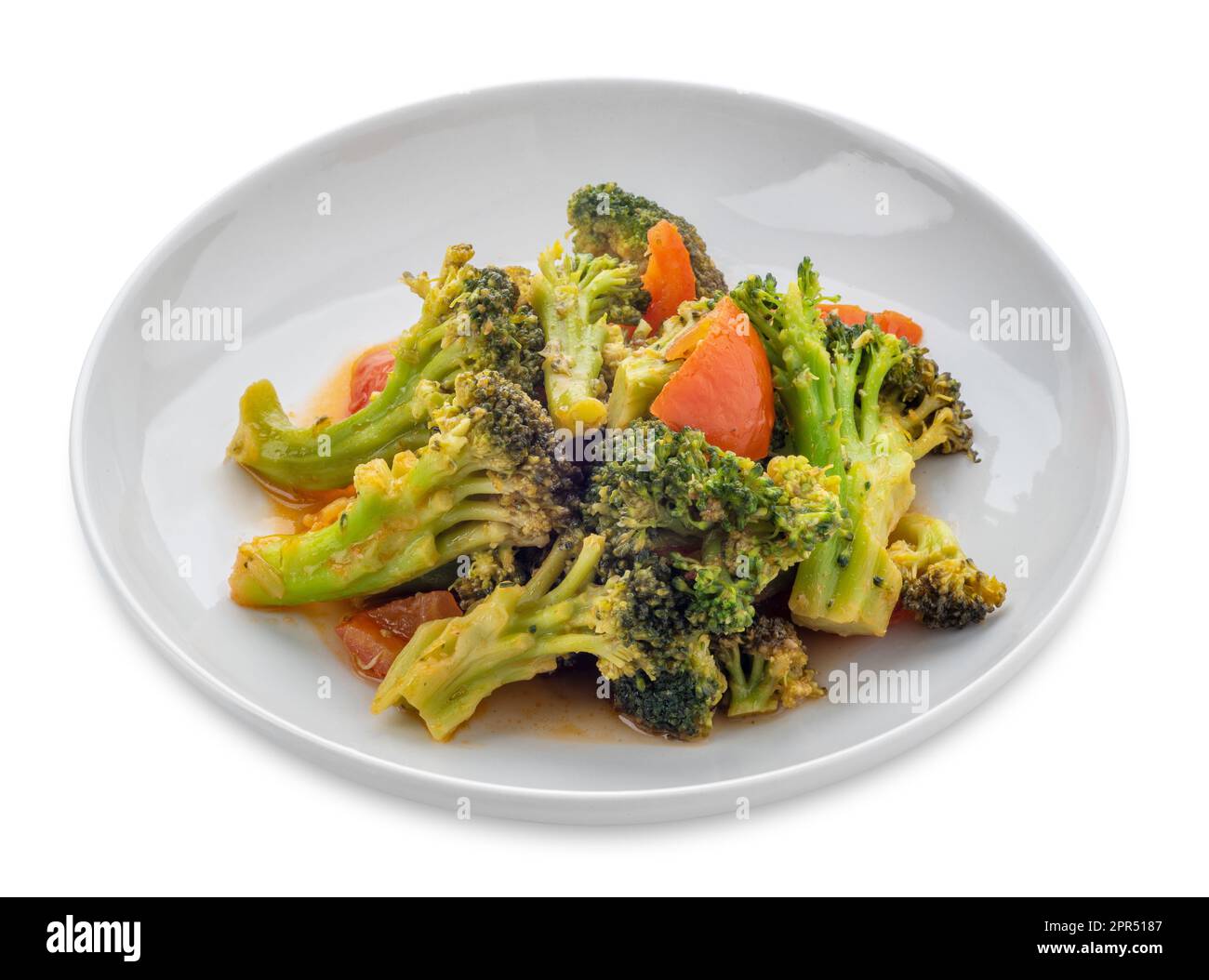 Gedünsteter Brokkoli mit Tomaten in weißer Schale, isoliert auf weißem Boden mit Schnittweg Stockfoto