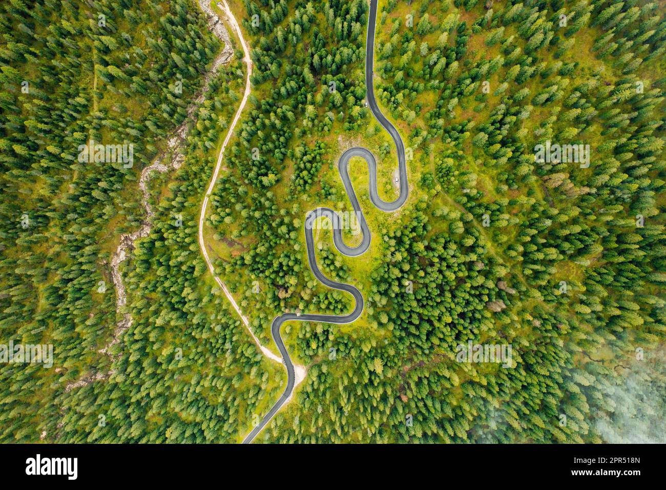 Die berühmte Snake Road im malerischen Giau Pass mit einer wunderschönen Landschaft in lebendigen Farben. Stockfoto