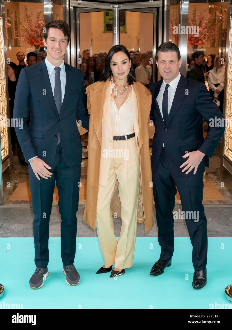 New York, USA. 26. April 2023. Alexandre Arnault, Gal Gadot und Anthony Ledru besuchen das legendäre Band von Tiffany und bringen das neue Tiffany's auf den Markt, das von tiffanys globalem Markenbotschafter Gal Gadot in New York, USA, ausgerichtet wird. Kredit: Jennifer Graylock/Alamy Live News Stockfoto