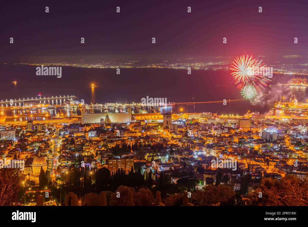 Blick auf das Feuerwerk am 75. Unabhängigkeitstag Israels mit dem Bahai-Schrein und den Gärten, der Innenstadt und dem Hafen in Haifa, Nord-Israel Stockfoto