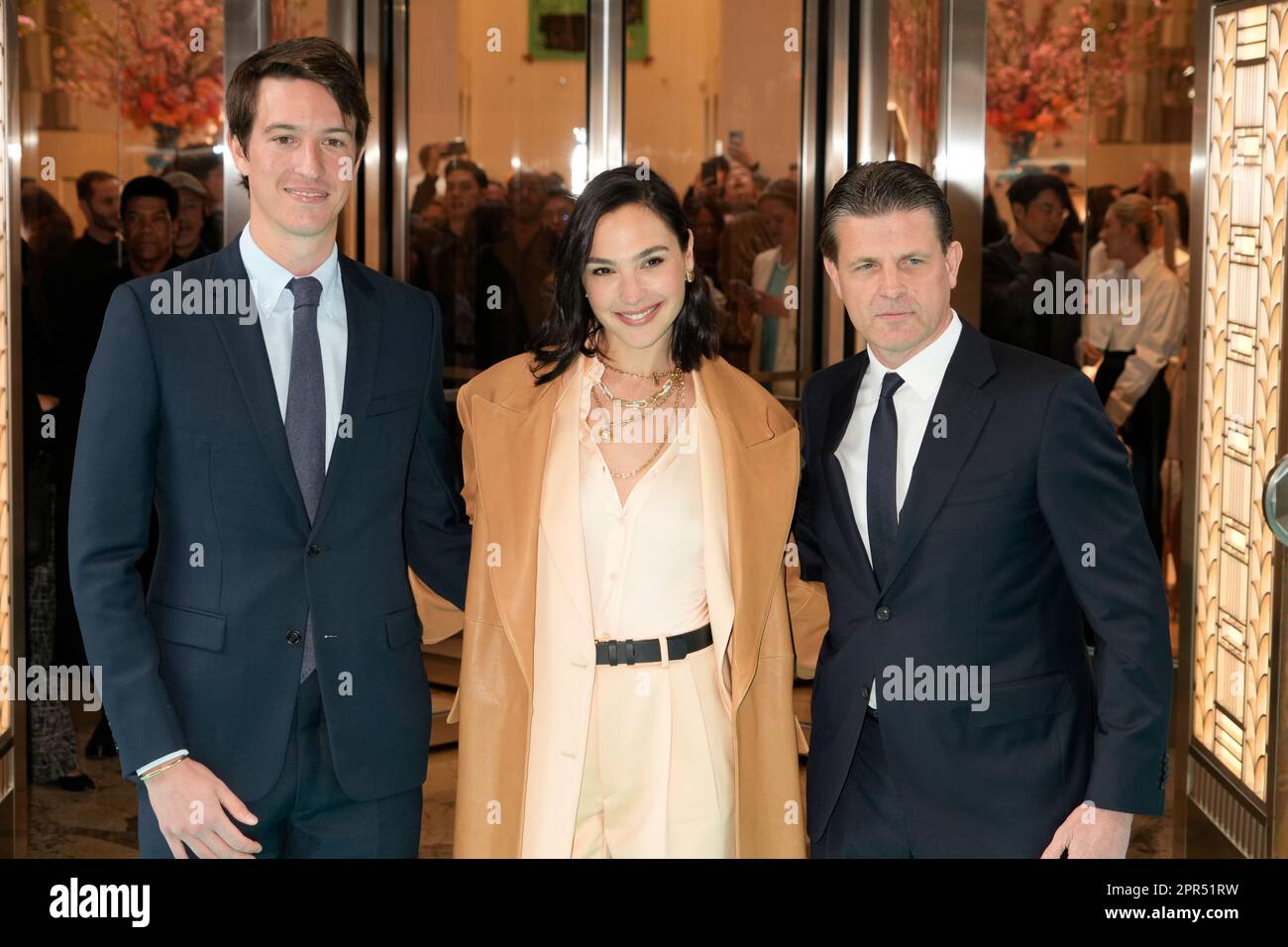 New York, USA. 26. April 2023. Alexandre Arnault, Gal Gadot und Anthony Ledru besuchen das legendäre Band von Tiffany und bringen das neue Tiffany's auf den Markt, das von tiffanys globalem Markenbotschafter Gal Gadot in New York, USA, ausgerichtet wird. Kredit: Jennifer Graylock/Alamy Live News Stockfoto