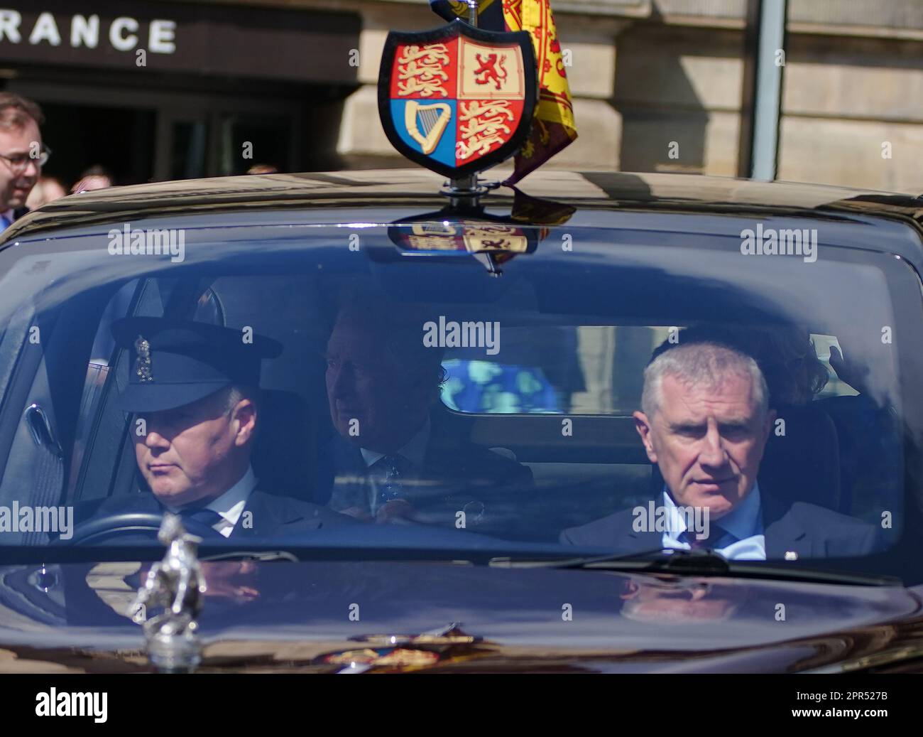 König Karl III. Und die Königsgewerkschaft verlassen die Bibliothek nach einem Besuch in der Liverpool Central Library, um die Partnerschaft der Bibliothek mit der ersten öffentlichen Bibliothek der Ukraine, der Regional Scientific Library in Odesa, zu feiern. Das königliche Paar wird mit wichtigen Partnern zusammentreffen, die an einem zweiwöchigen Kulturfestival, das parallel zum Eurovision-Wettbewerb stattfindet, und an Eurolearn, einem von Eurovision inspirierten Bildungsprogramm für Grund- und Sekundarschüler, beteiligt sind. Bilddatum: Mittwoch, 26. April 2023. Stockfoto