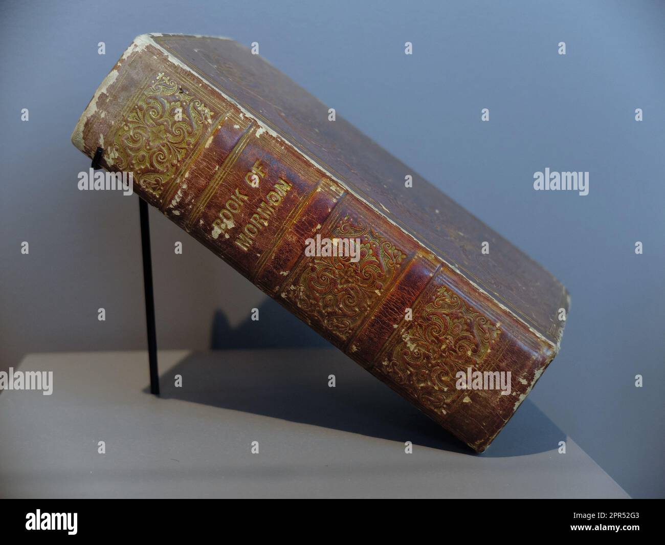 Erste Auflage Buch der Mormonen Schrift auf Ausstellungsfläche Leder Bücherumschlag alte religiöse Schrift Stockfoto