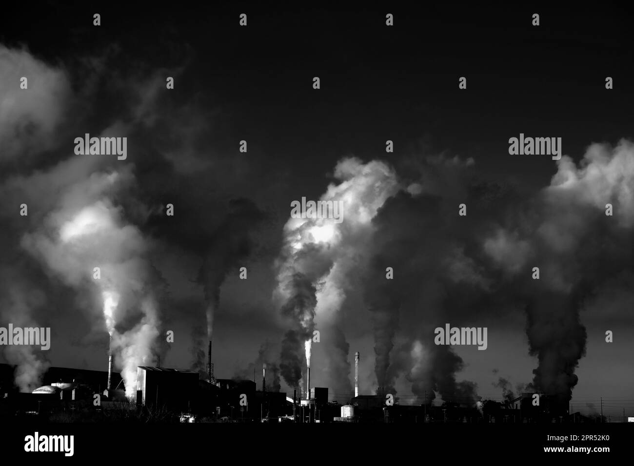 Fabrikschornsteine spucken Verschmutzungen in den Himmel Rauch aufsteigende Schadstoffe in der Luft Stockfoto