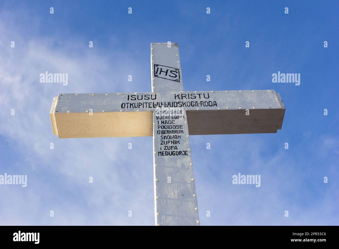 Das Kreuz auf dem Gipfel des Berges Križevac in Medjugorje. Stockfoto