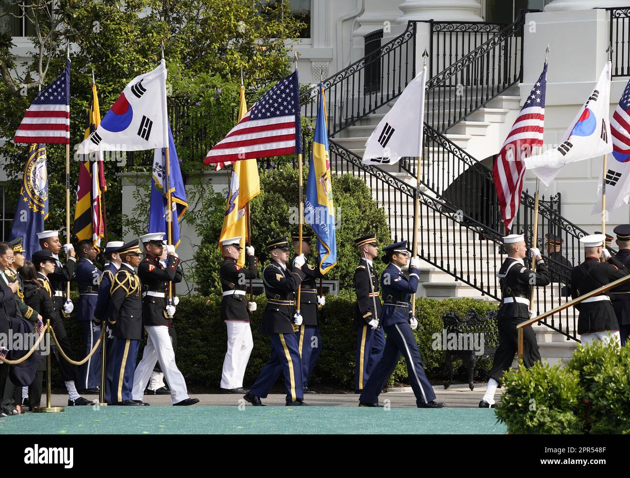 Washington, Usa. 26. April 2023. Eine Ehrengarde trägt die Flaggen der Vereinigten Staaten und Südkoreas vor der Ankunftszeremonie auf den südkoreanischen Rasen, in der der südkoreanische Präsident Yoon Suk Yeol und die First Lady Kim Keon Hee am Mittwoch, den 26. April, zu einem offiziellen Staatsbesuch in Washington, DC, im Weißen Haus empfangen werden. 2023. Yoon ist am zweiten Tag eines dreitägigen Besuchs in DC. Foto: Ken Cedeno/UPI Credit: UPI/Alamy Live News Stockfoto