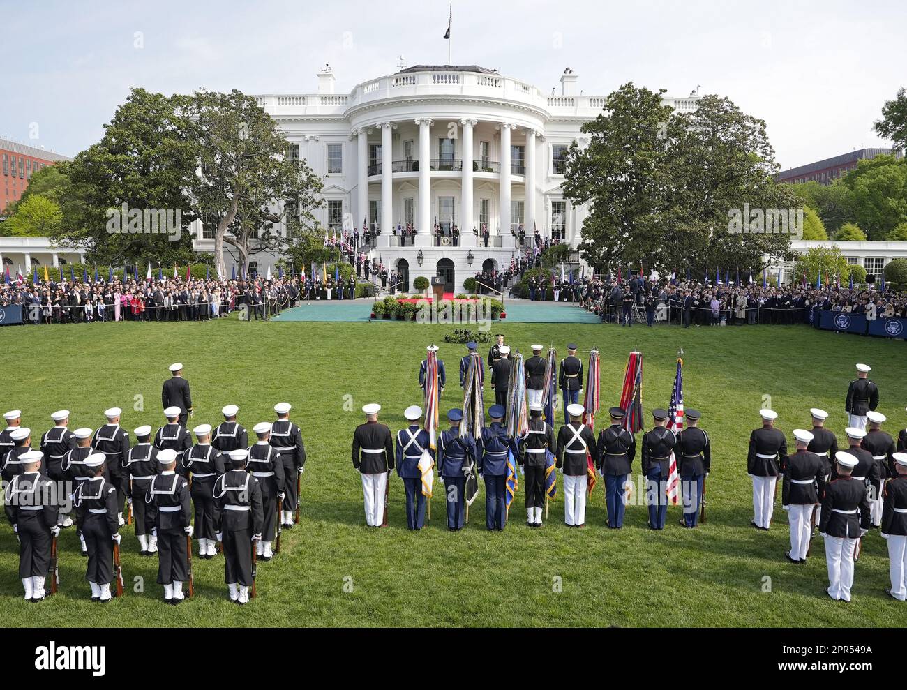 Washington, Usa. 26. April 2023. Eine Ehrengarde steht vor der Ankunftszeremonie bereit, um den südkoreanischen Präsidenten Yoon Suk Yeol und die First Lady Kim Keon Hee zu einem offiziellen Staatsbesuch im Weißen Haus am Mittwoch, den 26. April 2023, in Washington DC zu begrüßen. Yoon ist am zweiten Tag eines dreitägigen Besuchs in DC. Foto: Ken Cedeno/UPI Credit: UPI/Alamy Live News Stockfoto