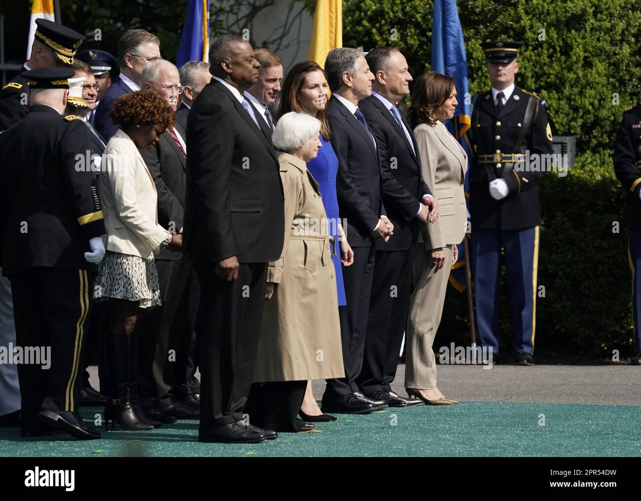 Washington, Usa. 26. April 2023. Vizepräsidentin Kamala Harris und Zweiter Gentleman Doug Emhoff (R) schließen sich Kabinettsmitgliedern an, bevor eine Ankunftsfeier stattfindet, in der der südkoreanische Präsident Yoon Suk Yeol und die First Lady Kim Keon Hee am Mittwoch zu einem offiziellen Staatsbesuch in Washington, DC, im Weißen Haus empfangen werden. 26. April 2023. Yoon ist am zweiten Tag eines dreitägigen Besuchs in DC. Foto: Ken Cedeno/UPI Credit: UPI/Alamy Live News Stockfoto