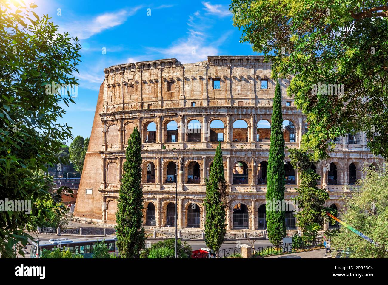Berühmtes Kolosseum in Rom, aus nächster Nähe vom Park, Italien Stockfoto