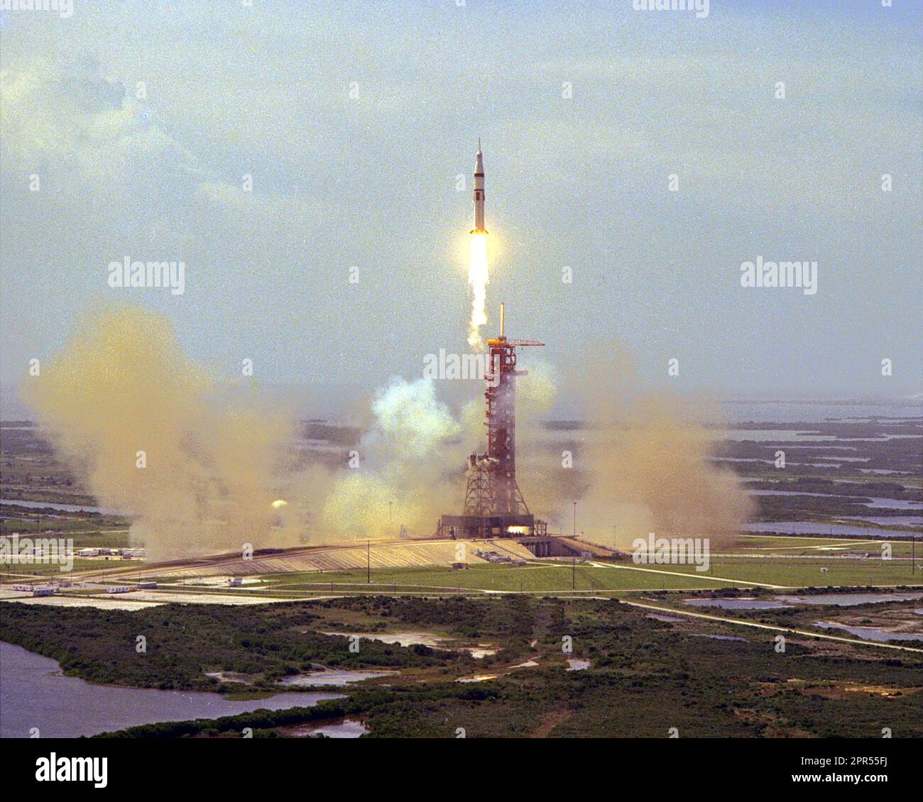 Das Startfahrzeug Apollo Sojus Test Project Saturn IB, das um 15:50 Uhr an Bord des Apollo Command Module vom Startkomplex 39B des KSC entfernt war, waren die ASTP-Astronauten Thomas Stafford, Vance Brand und Donald Slayton. Die Astronauten werden sich treffen und mit einem Sojus-Raumschiff andocken, das heute Morgen von der Baikonur-Startanlage in der Sowjetunion gestartet wurde und die sowjetischen Kosmonauten Aleksey Leonov und Valerly Kubasov trägt. Stockfoto