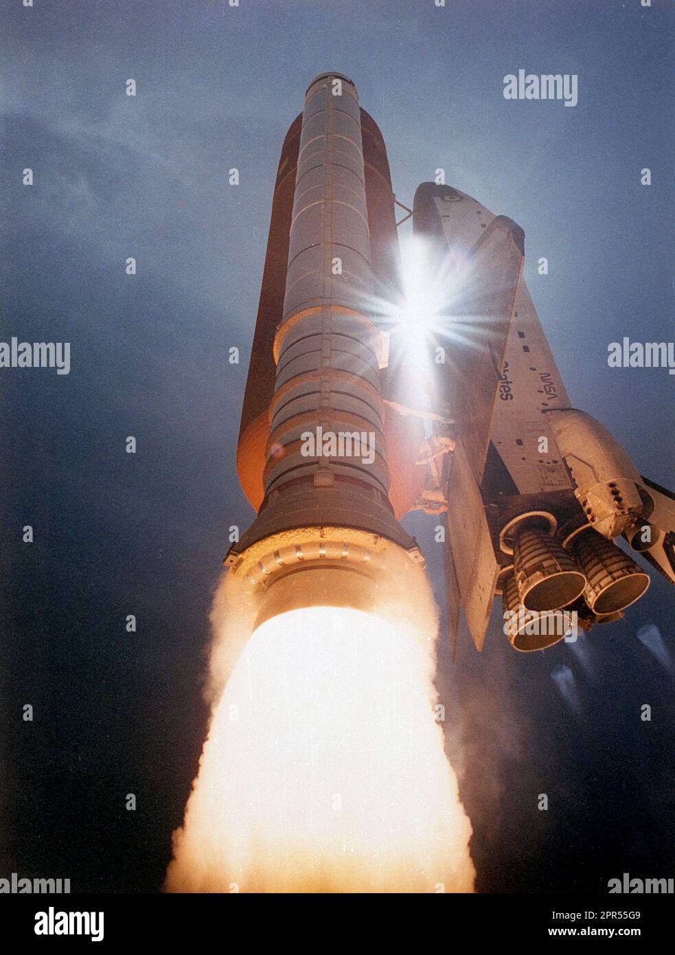 Das Space Shuttle Atlantis streifelt nach oben, während Sonnenlicht durch die Lücke zwischen Orbiter und ET-Baugruppe dringt. Atlantis hob am 2. August 1991 um 11:02 Uhr EDT auf dem 42. Space Shuttle Flug ab und trug eine fünfköpfige Crew und TDRS-E. Eine Remote-Kamera auf 275 Fuß Höhe der festen Oberflächenstruktur nahm dieses Bild auf. Stockfoto