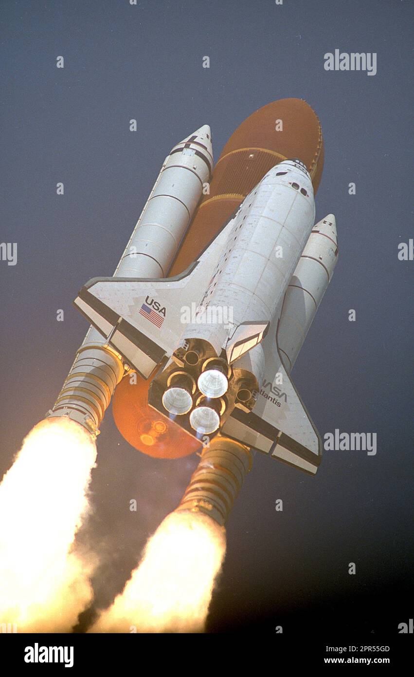 Mit seinen zwei soliden Raketenboostern und drei Hauptmotoren, die mit sieben Millionen Pfund Schub aufwühlten, donnert das Space Shuttle Atlantis vom Launch Pad 39A nach oben. Der Start der Mission STS-45 fand am 13. März 1992 um 8:40:24 Uhr EST statt. An Bord des 46. Shuttle-Fluges sind eine siebenköpfige Crew und das Atmospheric Laboratory for Applications and Science-1 (ATLAS-1). Der Start ist der zweite im Jahr 1992 für das Shuttle-Programm und den 11. Flug von Atlantis. Stockfoto
