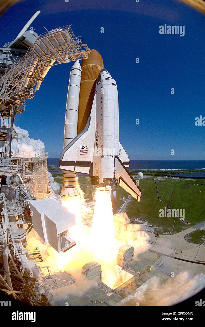 Das 66. Space Shuttle-Flug beginnt mit einem fast Ontime abheben des Space Shuttle Mission STS-66 in Florida Regenschauer. Der Orbiter Atlantis kehrte nach Raum nach einer ca. zweijährigen Abwesenheit mit einem abheben Launch Pad 39 b am 11:59:43 UTC, etwa vier Minuten nach das Start-Fenster geöffnet. Die geplante 11-tägigen Flug weiterhin NASA Mission zum Planetenerde, eine umfassende internationale Zusammenarbeit zu studieren wie Umwelt verändert und wie die Menschen, dass der Wandel beeinflussen. Primäre Nutzlasten für das letzte Shuttle-Flug von 1994 enthalten die atmosphärische Labor Stockfoto