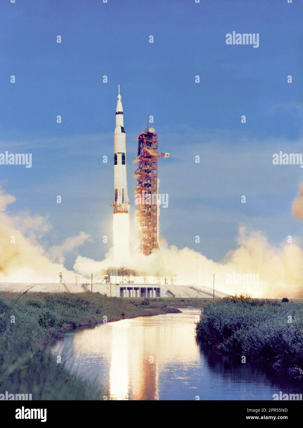 Der 363 Fuß große Apollo 15 Saturn V wird von Pad A, Launch Complex 39, Kennedy Space Center, Florida, um 9:34:00.79 Uhr, 26. Juli 1971, auf einer Mondlandungsmission gestartet. Beachten Sie, dass der Start in einem Gewässer gegenüber dem Startkomplex reflektiert wird. Stockfoto