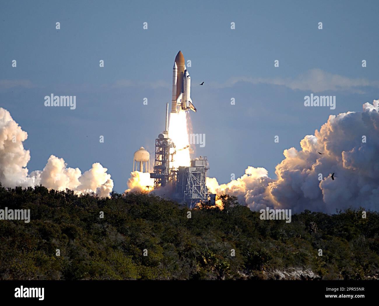 Durch einen wolkengespülten blauen Himmel über dem Launch Pad 39A schleudert der Space Shuttle Columbia auf Mission STS-107 in Richtung Weltraum. Nach dem Countdown kam es pünktlich um 10:39 EST zu einem Liftoff. Experimente im SPACEHAB-MODUL reichten von Materialwissenschaften bis zu Biowissenschaften. Stockfoto