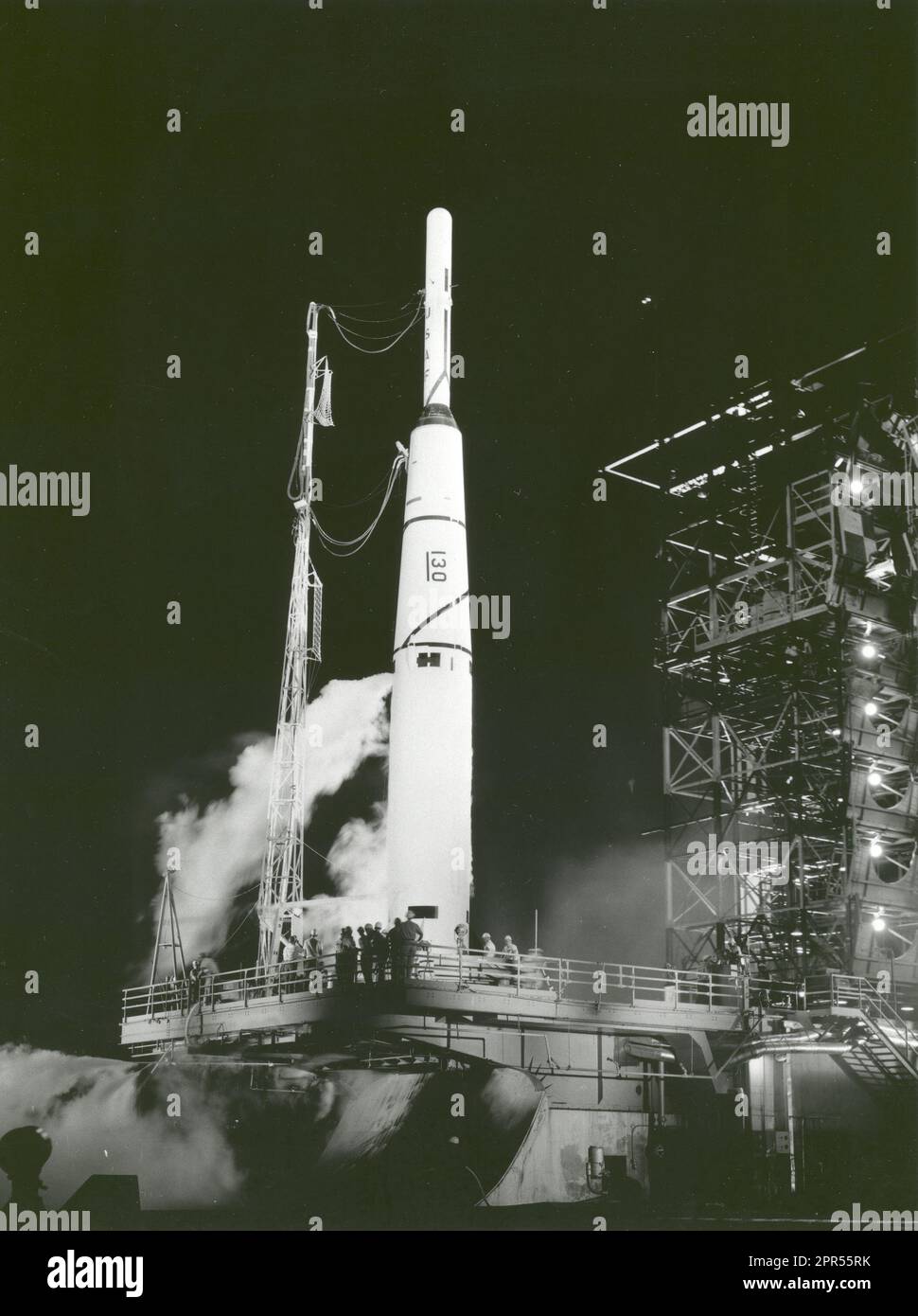 Thor-Able I mit der Raumsonde Pioneer I auf dem OP, vor dem Start in der Eastern Test Range im heutigen Kennedy Space Center. Pioneer I startete am 11. Oktober 1958, das erste Raumschiff, das von der 11 Tage alten nationalen Luft- und Raumfahrtbehörde gestartet wurde. Obwohl es den Mond nicht erreicht hat, hat es 43 Stunden Daten übertragen Stockfoto