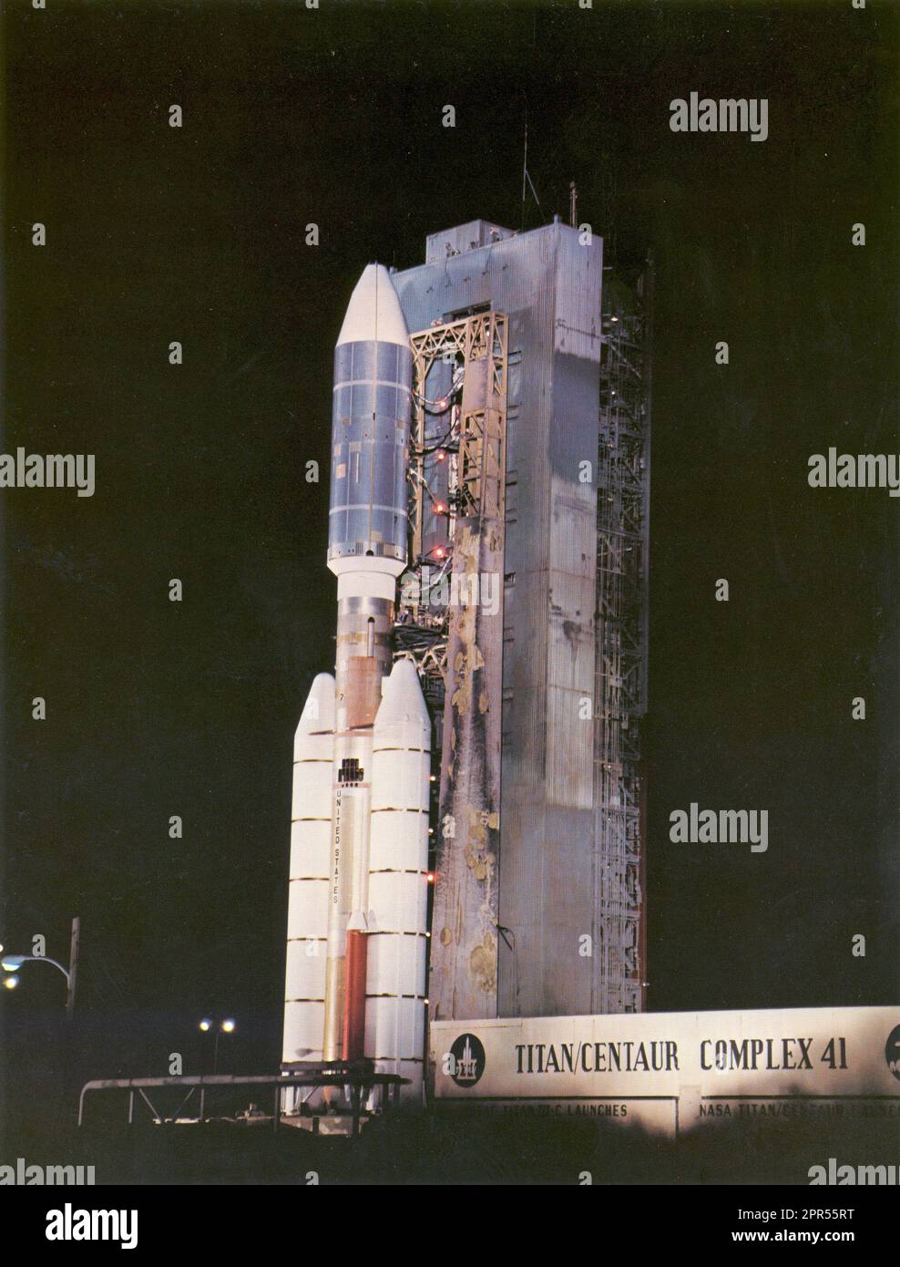 Voyager 2 wurde am 20. August 1977, sechzehn Tage vor Voyager 1 an Bord einer Titan-Centaur-Rakete gestartet. Ihre unterschiedlichen Flugbahnen veranlassten Voyager 2 vier Monate später als Voyager 1 zu Jupiter und erklärten so ihre Nummerierung. Der anfängliche Einsatzplan für Voyager 2 bestimmte Besuche nur bei Jupiter und Saturn. Der Plan wurde 1981 um einen Besuch bei Uranus erweitert und 1985 um einen Vorbeiflug von Neptun. Nach Abschluss der Tour durch die äußeren Planeten 1989 begann das Raumschiff Voyager mit der Erkundung des interstellaren Raums. Die Voyager-Mission wurde von der NASA von verwaltet Stockfoto