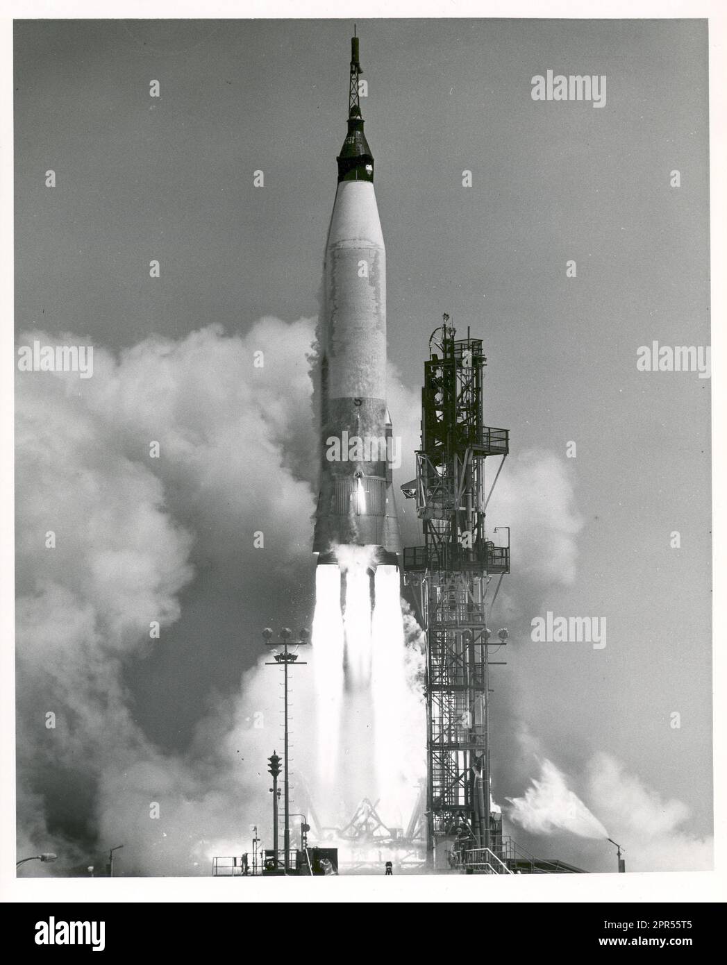 Am 25. April 1961 wurde um 11:15 UHR EST von Cape Canaveral, Florida, ein NASA Project Mercury Raumschiff in einem Test gestartet, der die Mercury-Raumsonde und alle Systeme qualifizieren soll, die während des Orbits und der Wiedereinführung aus dem Orbit funktionieren müssen. Das Mercury-Atlas-Fahrzeug wurde etwa 40 Sekunden nach dem Abfahren vom Range Safety Officer zerstört. Das Raumschiff wurde geborgen und schien in gutem Zustand zu sein. Atlas wurde entwickelt, um Nutzlasten in niedrige Erdumlaufbahn, geosynchrone Transferumlaufbahn oder geosynchrone Umlaufbahn zu starten. Die NASA startete Atlas erstmals 1958 als Weltraumstartfahrzeug. PROJEKTWERTUNG, die Stockfoto