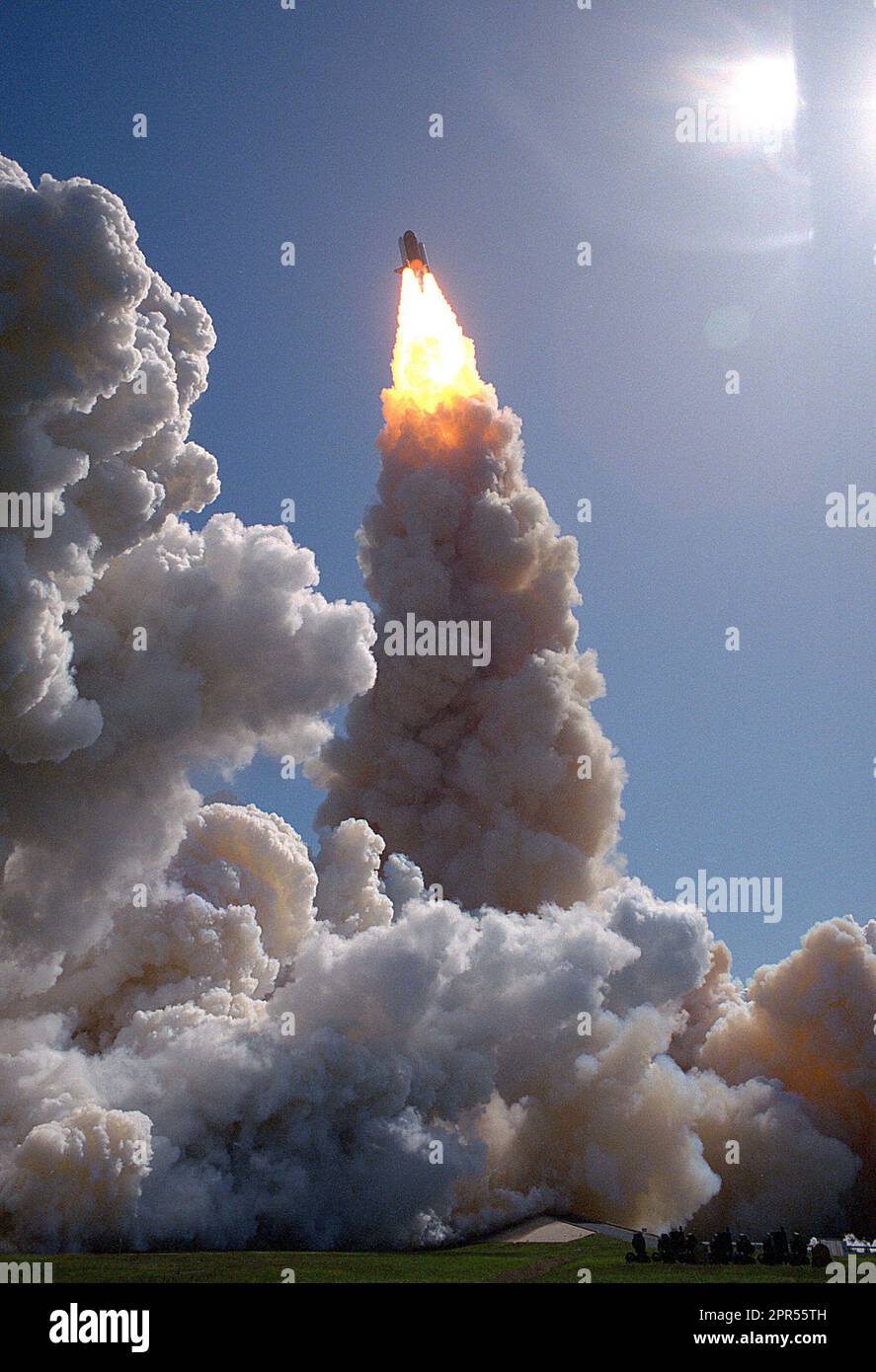 Das Space Shuttle Columbia und ihre Crew von sechs abgehoben von PAD 39 b bei 1:09 UTC, auf einer zehn-Tage-Mission. Die primäre Nutzlast des Space-Shuttle-Mission STS-52 ist die Laser geodynamischen Sat II (LAGEOS II). Stockfoto
