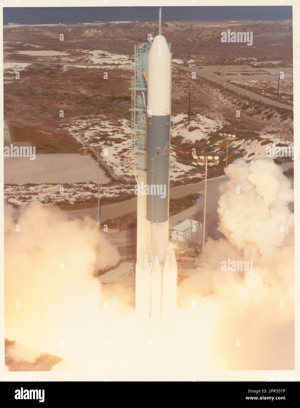 Die Delta Launch Vehicle Familie begann 1959 mit der Entwicklung. Das Delta bestand aus Teilen der Thor, einer ballistischen Mittelstreckenrakete, als erste Stufe, und der Vanguard als zweite. Das erste Delta wurde am 13. Mai 1960 von Cape Canaveral aus gestartet und war leistungsstark genug, um ein 100-Pfund-Raumschiff in die geostationäre Transferorbit zu bringen. Delta wurde verwendet, um zivile, kommerzielle und militärische Satelliten in die Umlaufbahn zu starten. Kevin Forsyth bemerkt, dass 'Delta eines der dauerhaftesten Mitglieder der ursprünglichen Familie von US-Raumfahrtfahrzeugen ist und seit langem als 'The Wor' bekannt ist Stockfoto