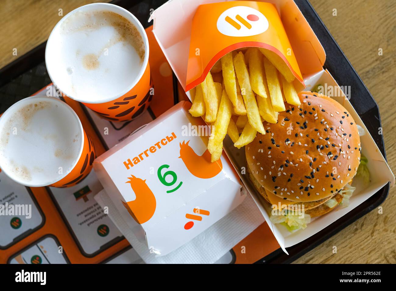 Tablett voll mit Fast Food im russischen McDonalds Restaurant Vkusno i Tochka, Big Mac Menü, Chicken Nuggets neues Logo Box, Pommes frites, Kaffee, 24.04.23 Stockfoto