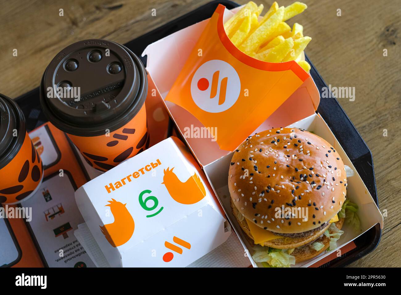 Tablett voll mit Fast Food im russischen McDonalds Restaurant Vkusno i Tochka, Big Mac Menü, Chicken Nuggets neues Logo Box, Pommes frites, Kaffee, 24.04.23 Stockfoto
