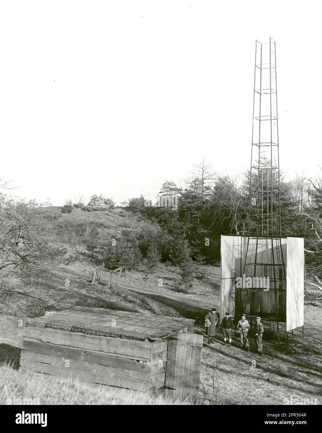 Dr. Robert H. Goddard Turm und Unterkunft in der Armee-Artillerie-Bereich bei Camp Devens in Ayer, Massachusetts im Winter 1929-1930. Goddard begann ursprünglich Test Raketen auf seine Tante Farm in Auburn, Massachusetts bis die lokale Polizei, Feuerwehr und Bürger besorgt über den Lärm und die Öffentlichkeit die Raketen erstellt bedrohen. Obwohl Goddard behauptet, dass die Raketen keine Gefahr waren, zog er bald nach Camp Devens, Massachusetts. Dort konnte er die Raketen zu starten, ohne aufzufallen. Stockfoto