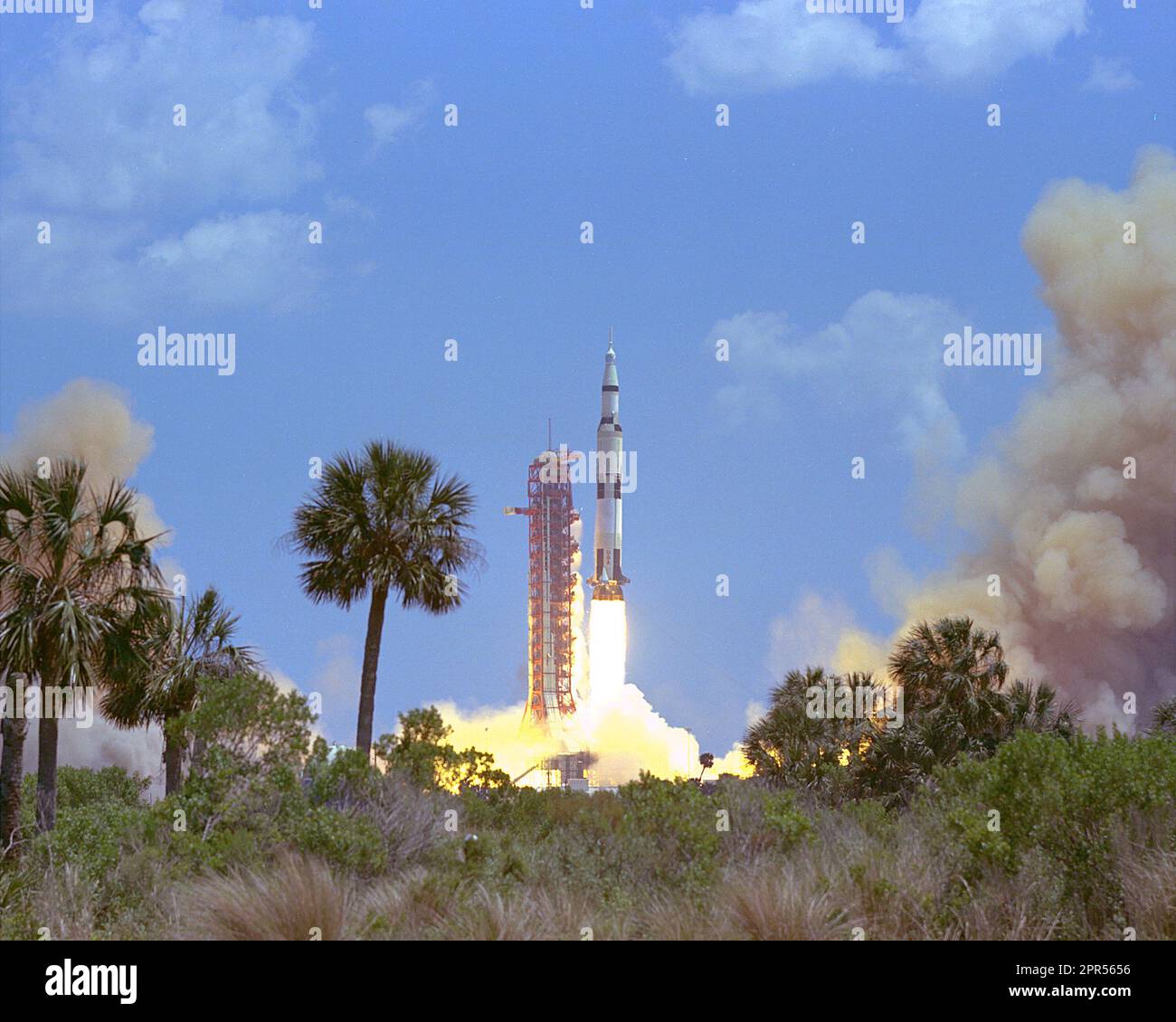 Das Raumfahrzeug Apollo 16 Saturn V mit den Astronauten John W. Young, Thomas K. Mattingly II und Charles M. Duke, Jr. hob am 16. April 1972 um 12:54 Uhr EST vom Kennedy Space Center Launch Complex 39A zum Mond ab. Stockfoto