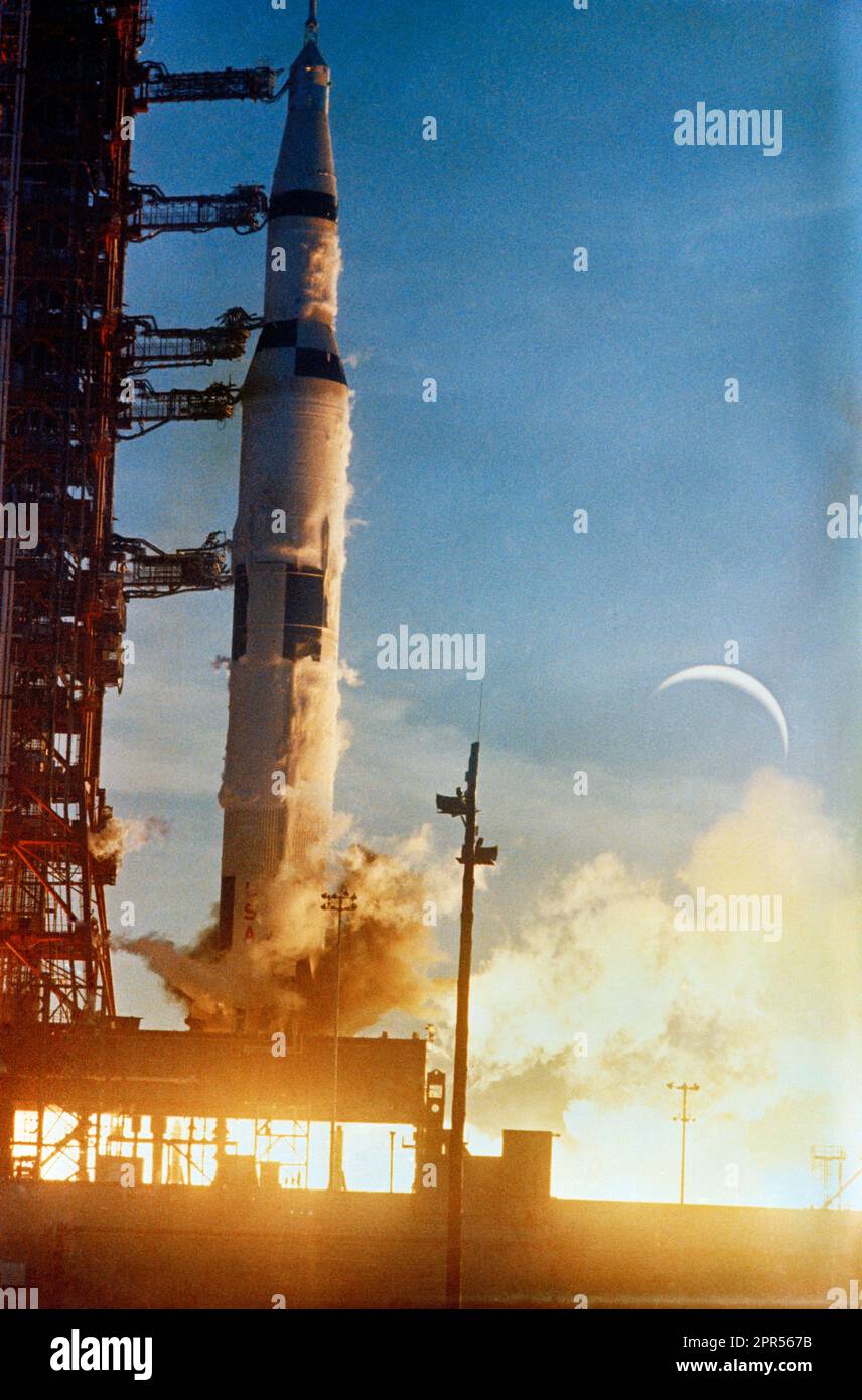 Das Raumfahrzeug Apollo 8 (Raumschiff 103/Saturn 503) wird von Pad A, Launch Complex 39, Kennedy Space Center, um 7:51 Uhr gestartet (EST), 21. Dezember 1968. Die Crew der Mondumlaufbahn Apollo 8 war der Kommandant Frank Borman, James A. Lovell Jr., Pilot des Kommandomoduls, und William A. anders, Pilot des Mondmoduls. Apollo 8 war der erste Start der Crew Saturn V und die erste menschliche Mission in die Mondumlaufbahn. Stockfoto