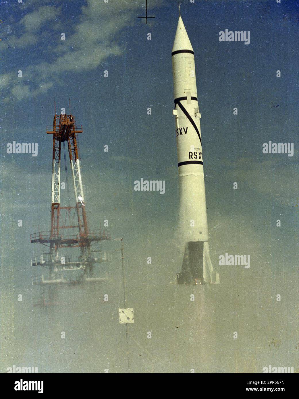 Die erste Redstone-Rakete wurde am 20. August 1953 in Cape Canaveral, Florida, gestartet. Redstone war das erste große Raketenentwicklungsprogramm der Peenemünder-Gruppe unter der Leitung von Dr. Wernher von Braun Stockfoto