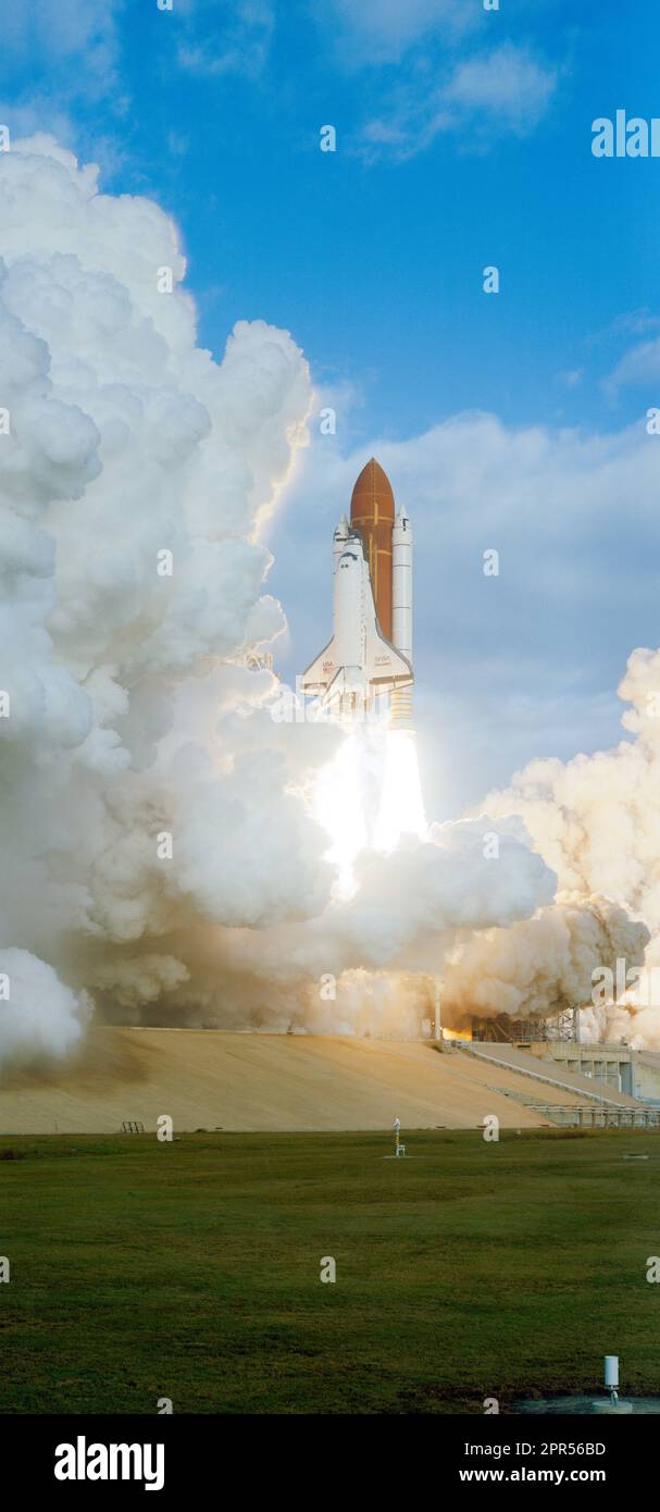 STS-53 Discovery, Orbiter Vehicle (OV) 103, startet vom Kennedy Space Center (KSC) Launch Complex (LC) Pad 39A um 8:24:00 Uhr (Eastern Standard Time (EST)). Eine Auspuffwolke umrahmt OV-103 auf dem Außentank (ET) und wird von zwei massiven Raketenverstärkern (SRBs) flankiert, während sie über die mobile Trägerplattform steigt. Stockfoto
