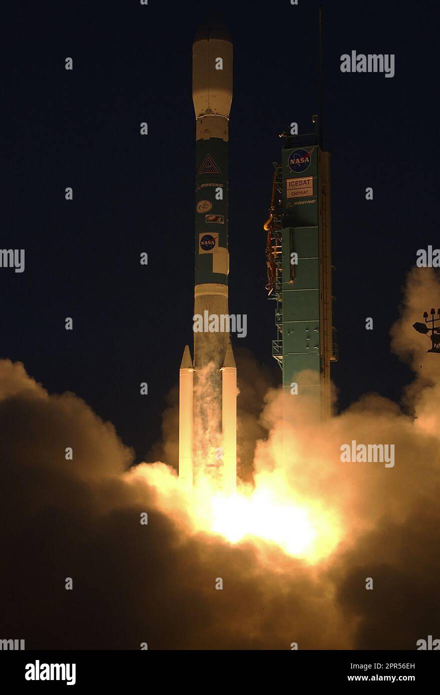 ICESat startete ICESat am 13. Januar 2003 von der Vandenberg Air Force Base, Kalifornien, um 16:45 Uhr PST an Bord der Delta-II-Rakete von Boeing. Die Trennung der ICESat-Raumsonde erfolgte 64 Minuten nach dem Start um 17:49 Uhr PST. Der erste Kontakt mit ICESat erfolgte 75 Minuten nach dem Start um 18 Uhr PST, als das Raumschiff über die Svalbard Ground Station in Norwegen fuhr. Kredit: NASA Stockfoto