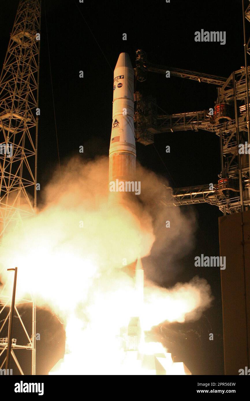 Eine United Launch Alliance Delta IV Rakete hebt mit dem geostationären Umgebungssatelliten NASA/NOAA P (GOES P) vom Space Launch Complex-37, Luftwaffenstützpunkt Cape Canaveral, Florida, um 6:57 Uhr ab Eastern Standard Time am 4. März 2010. DIE Mission VON GOES P bestand darin, NOAA- und NASA-Wissenschaftlern Daten zur Unterstützung von Wetter-, Solar- und Weltraumoperationen zur Verfügung zu stellen und zukünftige wissenschaftliche Verbesserungen bei Wettervorhersage und Fernerkundung zu ermöglichen. AUSSERDEM lieferte GOES P Daten zu globalen Klimaveränderungen und zu Such- und Rettungskapazitäten. Als das Raumschiff seinen Orbi erreichte Stockfoto
