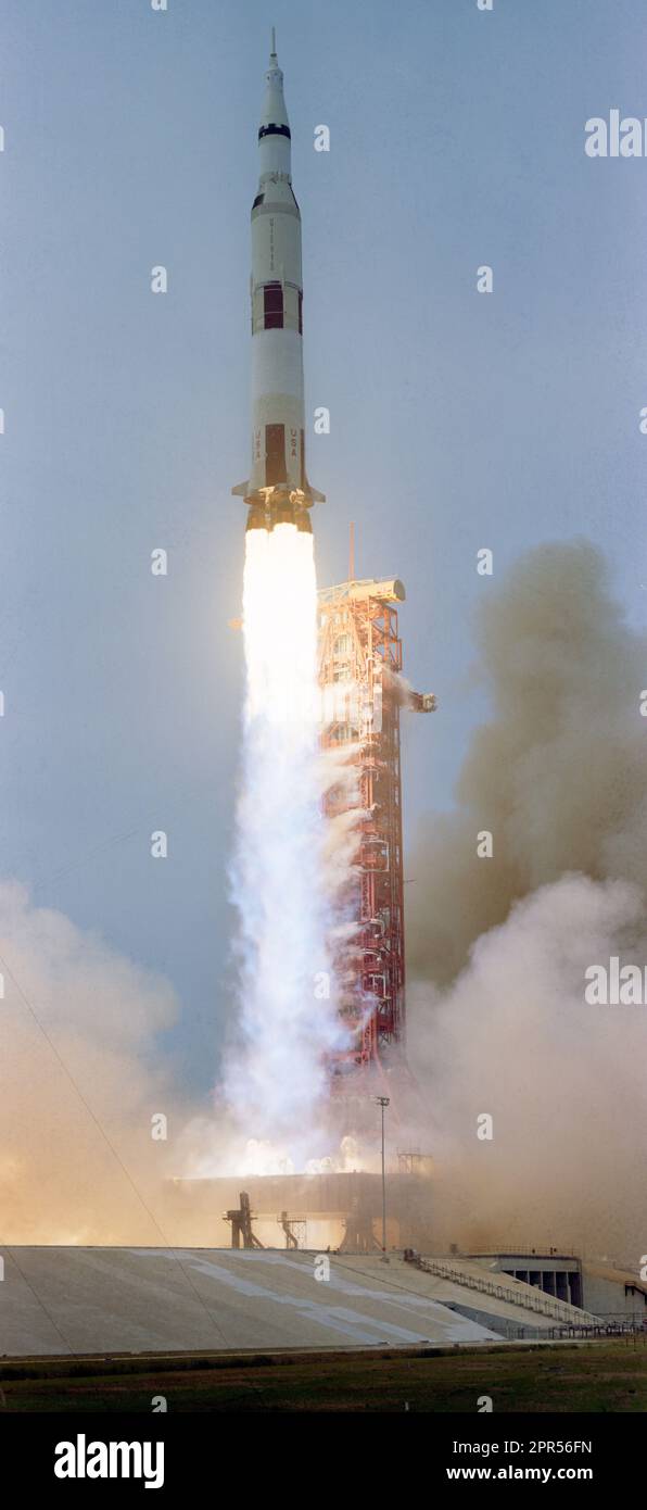 Das Raumfahrzeug Apollo 13 (Raumschiff 109/Lunar Module 7/Saturn 508) wird um 2:13 Uhr von Pad A, Launch Complex 39, Kennedy Space Center (KSC) gestartet (EST), 11. April 1970. Die Besatzung der dritten Mondlandung der NASA waren die Astronauten James A., Lovell Jr., Commander, John L. Swigert Jr., Pilot des Kommandomoduls, und Fred W. Haise Jr., Pilot des Mondmoduls. Stockfoto