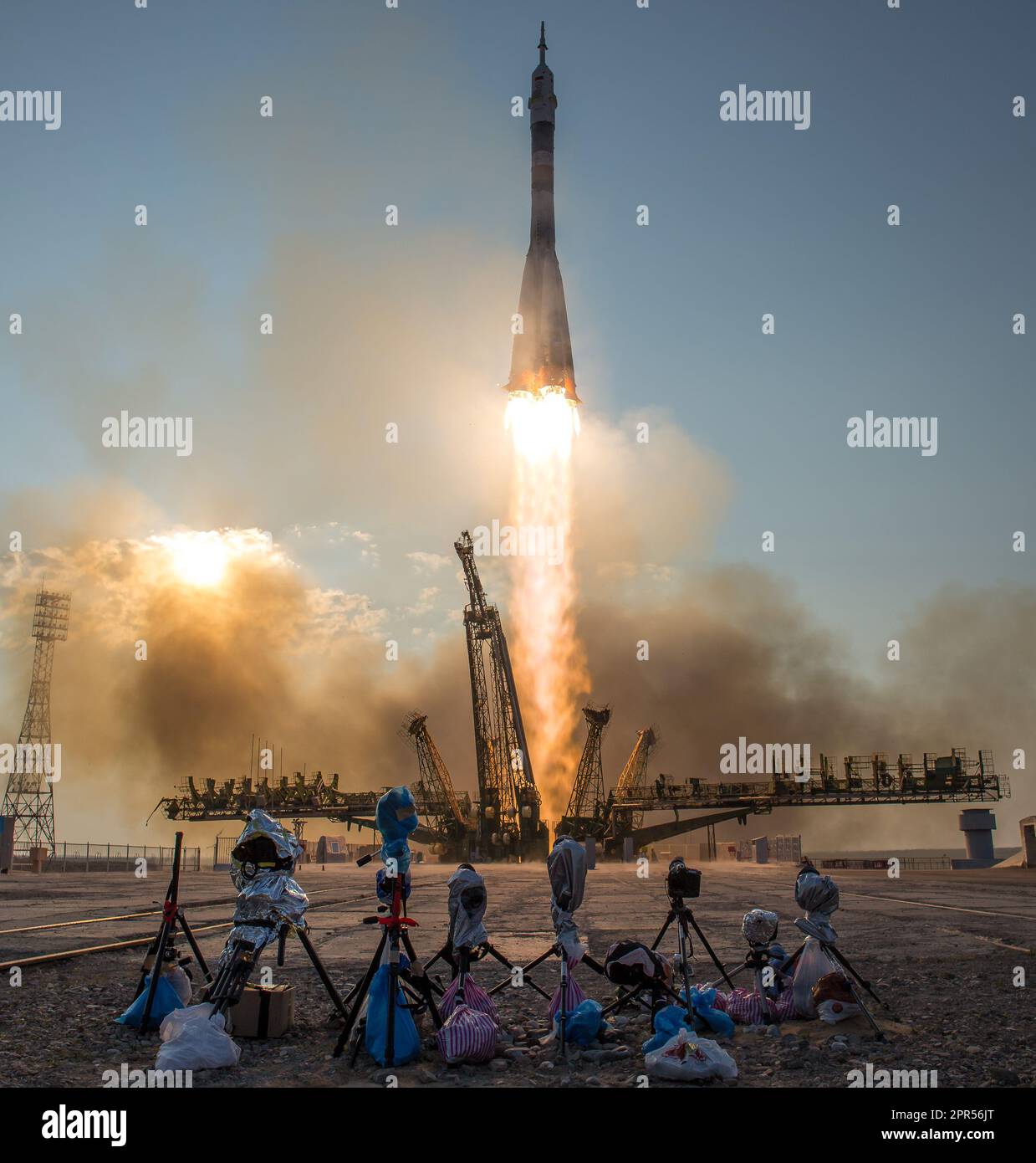 Das Raumschiff Sojus MS-01 startet vom Kosmodrom Baikonur mit den Crewmitgliedern Kate Rubins von der NASA, Anatoli Ivanishin von Roskosmos und Takuya Onishi von der Japan Aerospace Exploration Agency (JAXA) an Bord, Donnerstag, 7. Juli 2016, kasachische Zeit (6. Juli östliche Zeit), Baikonur, Kasachstan. Rubins, Ivanishin und Onishi werden ungefähr vier Monate auf dem Orbitalkomplex verbringen und im Oktober zur Erde zurückkehren. Foto Credit: (NASA/Bill Ingalls) Stockfoto