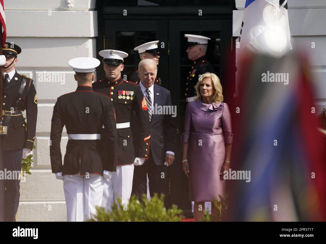 Washington, Usa. 26. April 2023. Präsident Joe Biden und First Lady Jill Biden kommen auf den South Lawn, bevor sie den südkoreanischen Präsidenten Yoon Suk Yeol und die First Lady Kim Keon Hee am Mittwoch, den 26. April 2023, zu einem offiziellen Staatsbesuch in Washington, DC, im Weißen Haus begrüßen. Yoon ist am zweiten Tag eines dreitägigen Besuchs in DC. Foto: Ken Cedeno/UPI Credit: UPI/Alamy Live News Stockfoto